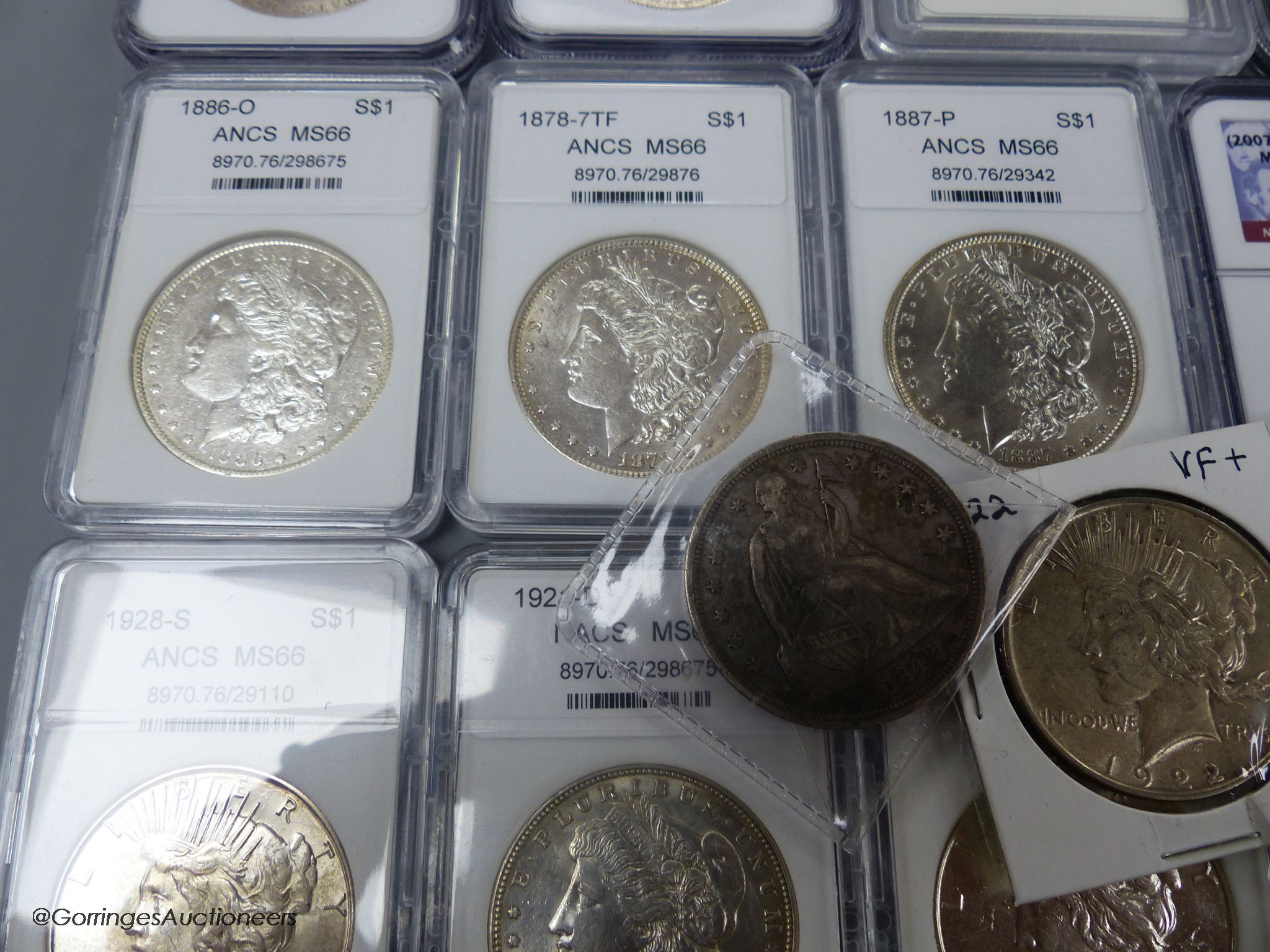 A collection of assorted American coins including modern missing edge lettering and copper tokens